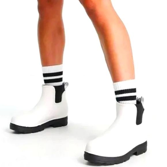 UGGS WHITE &BLACK DROPLET  ANKLE BOOTS SIZE 11 WOMENS - Picture 1 of 13
